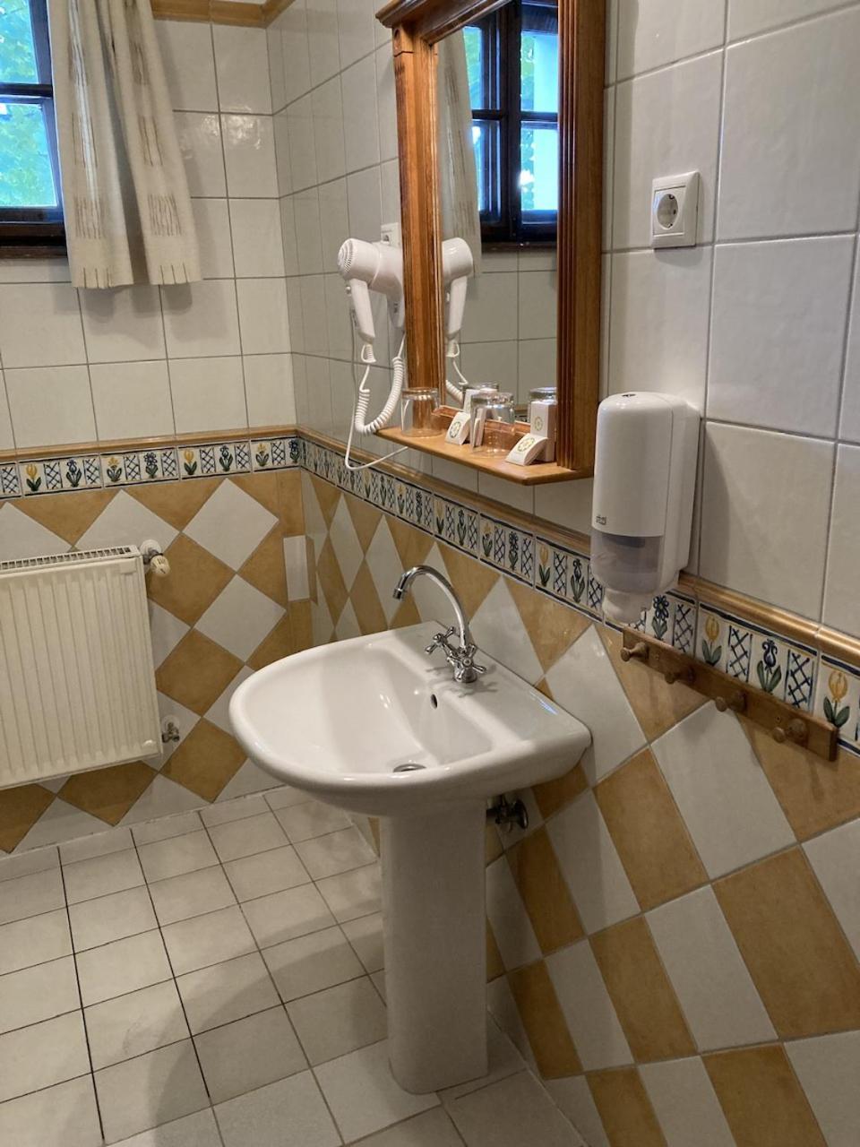 Hotel Gastland M1 & Conference Center Paty